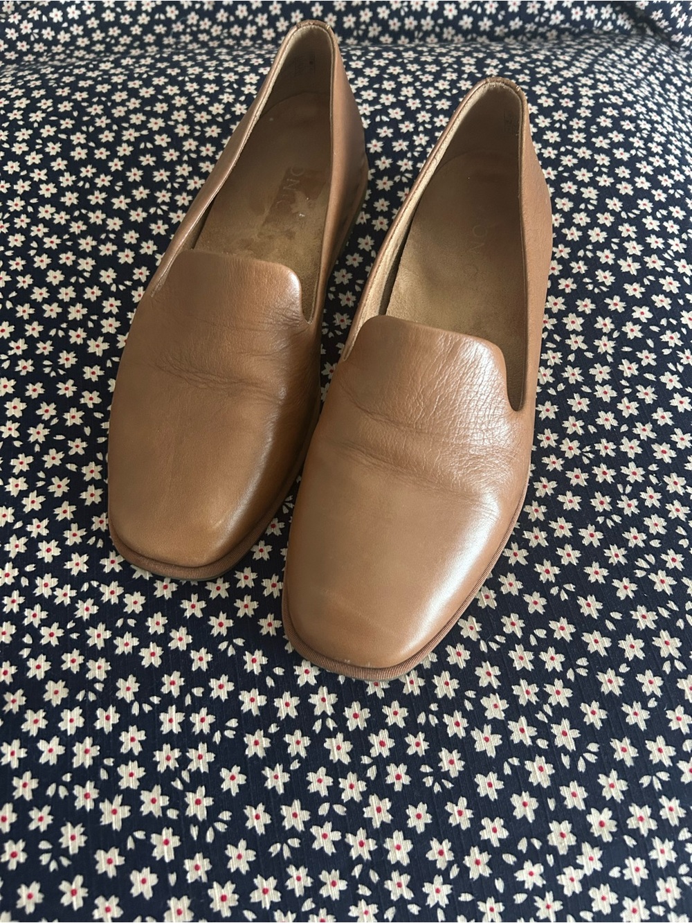 Vionic Women’s Tan Leather Flats — Everyday Elegant Slip-Ons - Picture 3 of 6